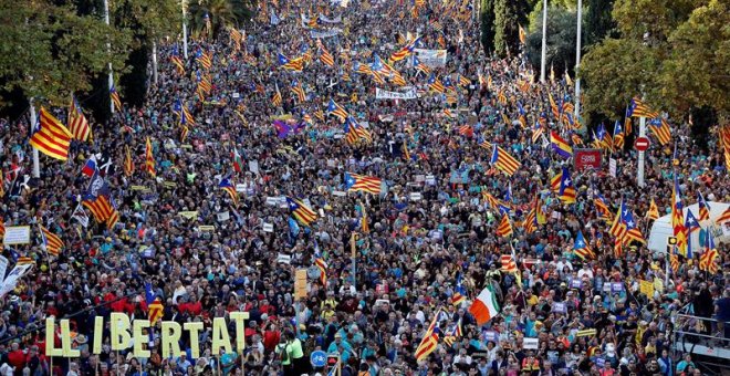 Miles de personas se concentran en la calle Marina de Barcelona para participar en la manifestación convocada por la ANC, Òmnium Cultural y otras entidades, para protestar contra las condenas dictadas por el Tribunal Supremo a los líderes del procés. EFE