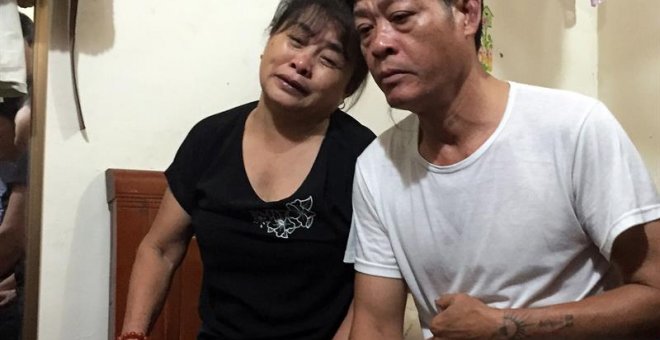 Pham Van Thin y Nguyen Thi Phong, padres de una de las jóvenes encontradas en el camión de Essex. EFE/EPA/STR