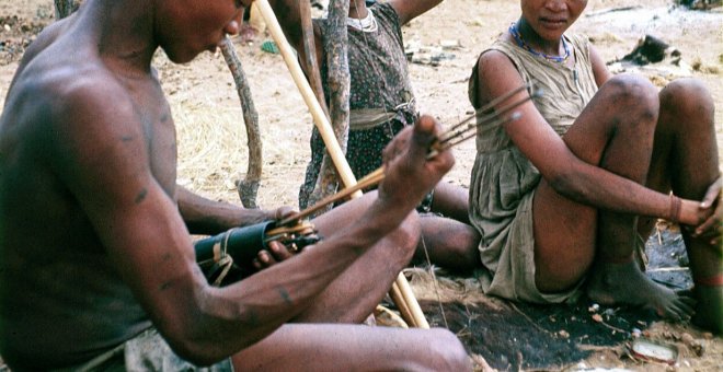 Un grupo de bosquimanos del Kalahari, considerados la cuna del Homo Sapiens en un imagen sin fecha de la investigadora de la Universidad de Utah Polly Wiessner.-AFP