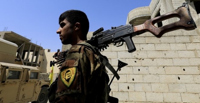 Un miliciano de las Fuerzas Democráticas Sirias (FDS) en la provincia de Deir Ezzor.-AFP/ARCHIVO