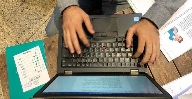 Un usuario escribe en su ordenador para después enviar su texto a un servicio de publicación. P.