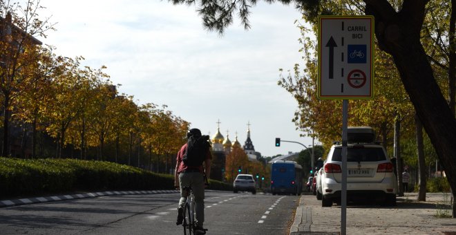 Un ciclista circula por el carril bici de la Gran Vía de Hortaleza, en Madrid./ Fernando Sánchez