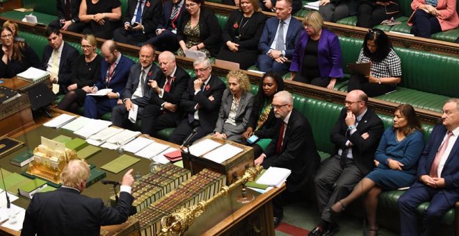 28/10/2019.- Una foto del folleto disponible por el Parlamento del Reino Unido muestra al Primer Ministro británico, Boris Johnson (L) durante un debate electoral en la Cámara de los Comunes EFE / EPA / JESSICA TAYLOR