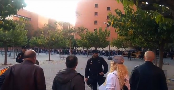 La ultraderecha trata de impedir un acto académico en la Universitat de València. / JC