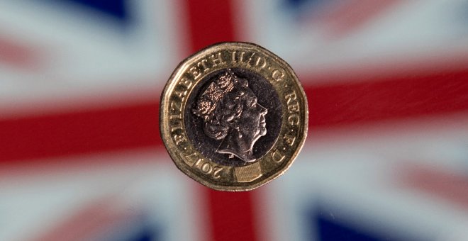 Ejemplar de una moneda británica de libra esterlina. AFP