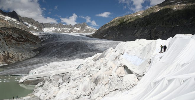 21/08/2019- Varias personas cubren la Cueva de Hielo con material para evitar que el hielo se derrita, en el Glaciar Rhone (Suiza). REUTERS / Denis Balibouse