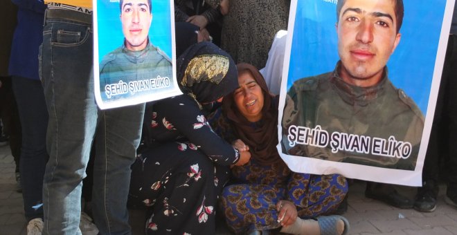 Imagen de dos mujeres kurdas llorando la muerte de un soldado de las milicias./ Karlos Zurutuza.