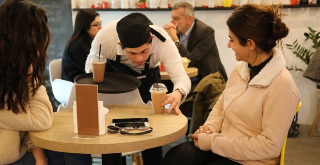 Un empleado de la cafetería Agonist de Beirut sirve dos cafés. - HEBA KANSO / THOMSON REUTERS FOUNDATION