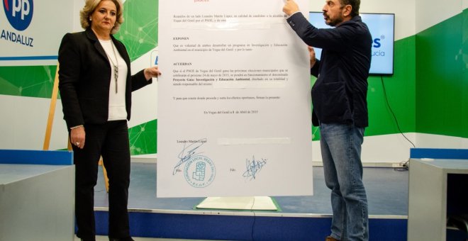 Toni Martín, a la derecha, con el documento a tamaño gigante. PP