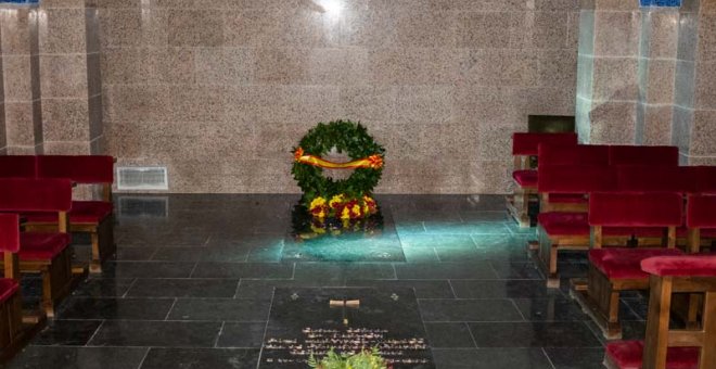 Imagen de la tumba de de Francisco Franco en la cripta del cementerio del cementerio de Mingorrubio, en El Pardo, Madrid. En primer plano se puede ver la lápida de Carmen Polo y,en segundo plano, pegada a la pared, la del dictador. (SECRETARÍA DE ESTADO D