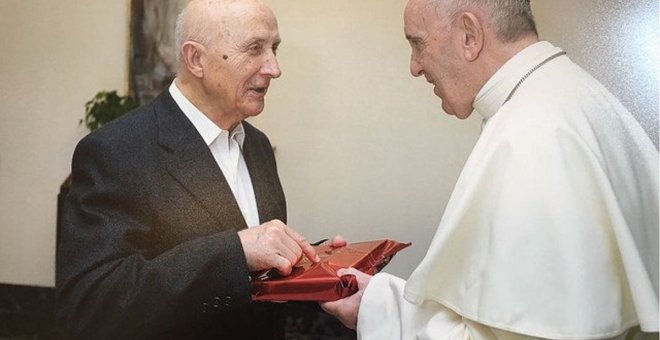 El sacerdote y teólogo José María Castillo con el papa Francisco.