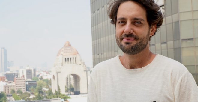 Rafael Heiber ante el monumento a la Revolución CD México.  M.I.