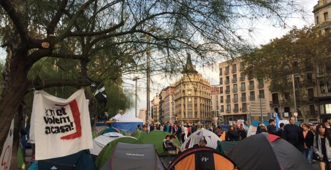 Desenes de tendes que formen part de l'Acampada de la Generació 14 d'octubre.