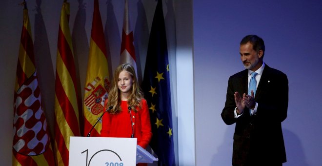 El rey Felipe VI aplaude la intervención de la princesa Leonor en el acto de entrega de los Premios Princesa de Girona, en el Palacio de Congresos de Barcelona. EFE/ Quique García