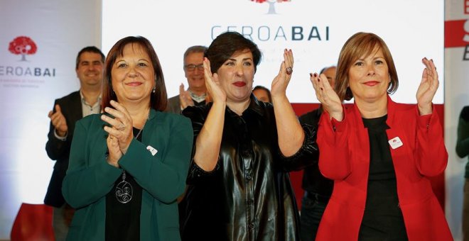 La candidata al Congreso por Geroa Bai, María Solana (centro), acompañada de la expresidenta foral y líder del partido, Uxue Barkos (derecha) y la candidata al Senado, Esther Cremaes (izquierda)./ Villar López (EFE)