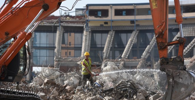 Imágenes de la demolición del antiguo estadio del Atlético de Madrid, el Vicente Calderón. / Europa Press