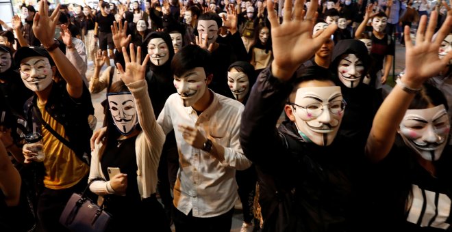 Manifestantes en Hong Kong portan máscaras de Guy Fawkes, símbolo popular de desobediencia civil. / Reuters