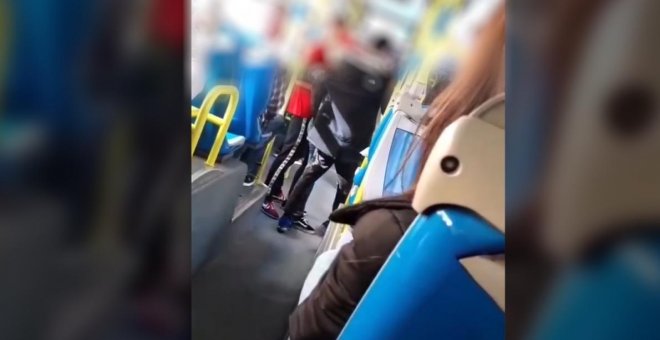 Captura de vídeo de una agresión racista en un autobús de la EMT