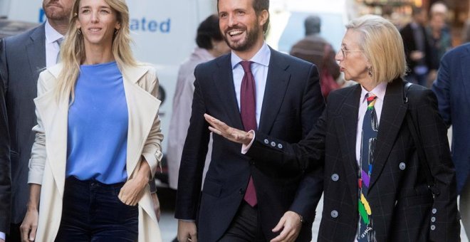 Cayetana Álvarez de Toledo, Pablo Casado i Rosa Díez, just abans de l'acte del PP a Barcelona. EFE / MARTA PÉREZ