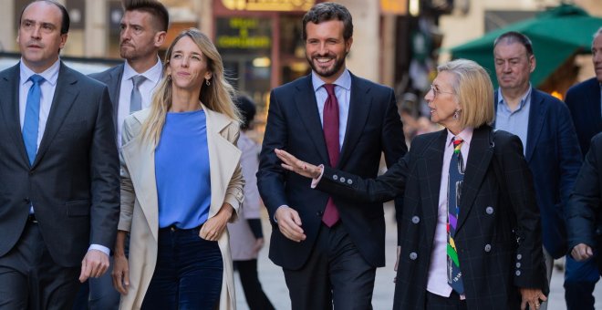 06/11/2019- La portavoz del Grupo Popular en el Congreso, Cayetana Álvarez de Toledo (4i) ; el presidente del PP y candidato a la Presidencia del Gobierno, Pablo Casado (5i) y la fundadora de UPyD, Rosa Díez (6i) a su llegada al acto de campaña del Partid