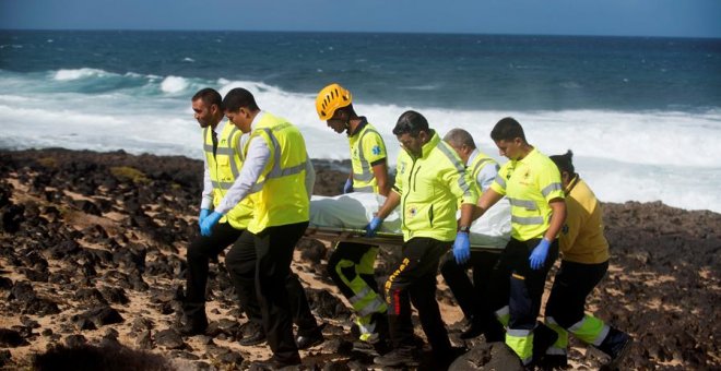 Los servicios de emergencias rescatan los cuerpos sin vida de una patera que volcó este miércoles en Lanzarote. EFE/ Javier Fuentes