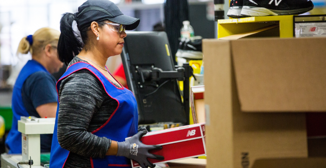 Imagen de una trabajadora en una fábrica de una conocida marca de ropa en EEUU./  Adam Glanzman (GETTY IMAGES NORTH AMERICA/AFP)