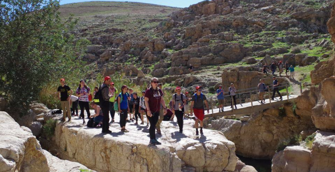 Grupo de turistas recorriendo el camino de Abraham en Cisjordania./ Sara Moreno