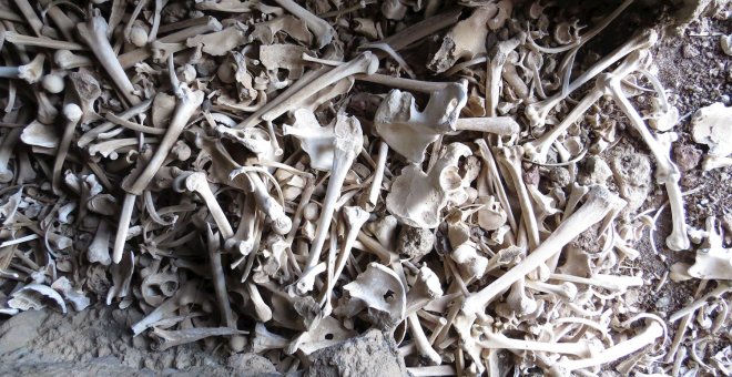 07/11/2019.- Un grupo de aficionados a la arqueología ha descubierto en Gran Canaria una cueva funeraria de tiempos prehispánicos con restos entre 70 y 80 personas de diferentes edades, tanto hombres como mujeres. La imagen, cedida a EFE por el Servicio d