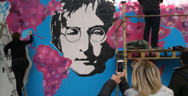 Turistas fotografiando el mural de John Lennon.