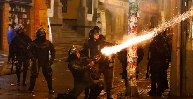 07/11/2019 -. La policía dispara un arma durante los enfrentamientos entre los manifestantes contra el presidente de Bolivia, Evo Morales, y los partidarios del gobierno./ REUTERS (Kai Pfaffenbach)