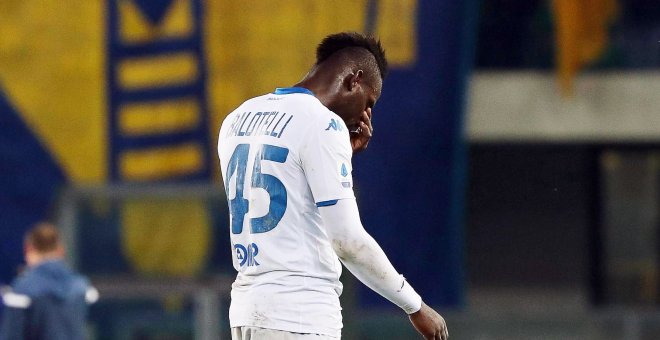 El futbolista italiano Mario Balotelli abandonó el campo por los insultos racistas de la afición del Hellas Verona. / EFE