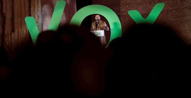 08/11/2019.- El líder de Vox, Santiago Abascal, durante al acto de cierre de campaña del partido de extrema derecha en la Plaza de Colón de Madrid. / EFE - JUAN CARLOS HIDALGO