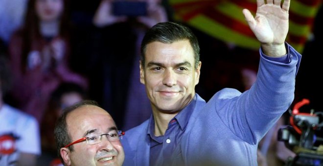 El presidente del Gobierno en funciones y candidato a la reelección por el PSOE, Pedro Sánchez, junto al líder del PSC, Miquel Iceta (i), durante el mitin final de campaña. /EFE