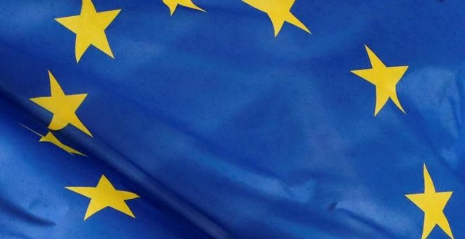 Una bandera europea en el exterior de la sede de la Comisión Europea en Bruselas. REUTERS/Yves Herman