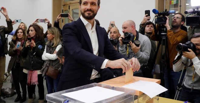 El presidente del Partido Popular Pablo Casado, deposita su voto en Madrid, hoy Domingo 10 de Noviembre. EFE/Ballesteros