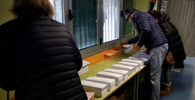 Ciudadanos eligiendo su voto en el CEIP Ortega y Gasset de Madrid. / EFE