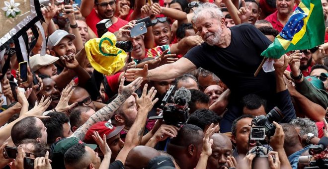 09/11/2019.- Simpatizantes del expresidente de Brasil Luiz Inácio Lula da Silva (c) lo llevan en hombros este sábado en Sao Bernardo do Campo (Brasil), su cuna política, en su primer día en libertad después de 1 año y 7 meses entre rejas. Lula afirmó que,