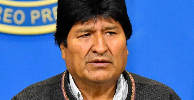 10/11/2019.- El presidente de Bolivia, Evo Morales, habla durante una breve comparecencia en la mañana de este domingo, en el hangar presidencial de El Alto (Bolivia). Morales confirmó en la tarde del mismo día que renuncia a la Presidencia después de cas