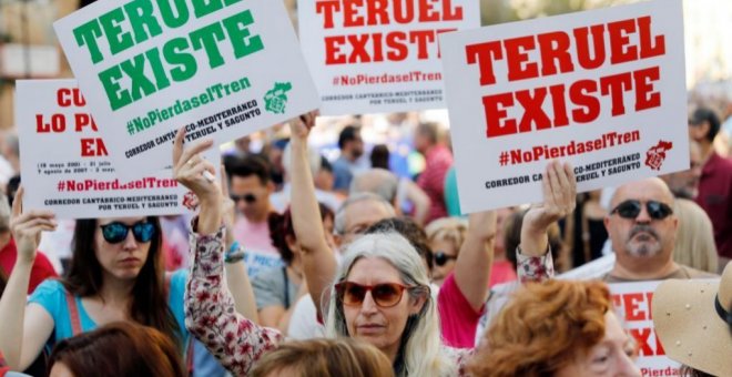 Manifestantes lucen carteles a favor del tren a Teruel en una manifestación celebrada en 2018 en Valencia. / Kai Försterling EFE