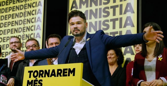 Gabriel Rufián i la cúpula d'ERC celebrant el triomf a les eleccions d'aquest 10 de novembre. EFE / Toni Albir.