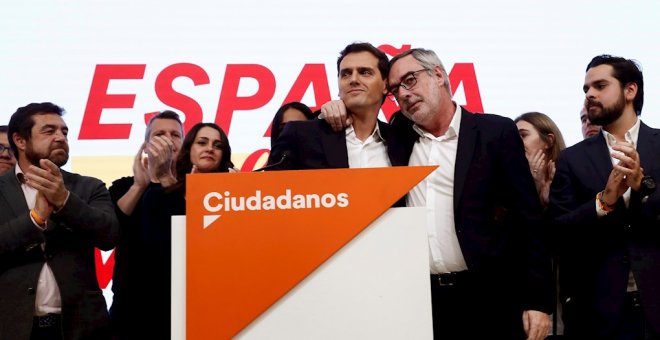 El líder de Ciudadanos, Albert Rivera (c), y el secretario general, José Manuel Villegas (2-d), durante la valoración de las elecciones del 10-N. EFE/Mariscal