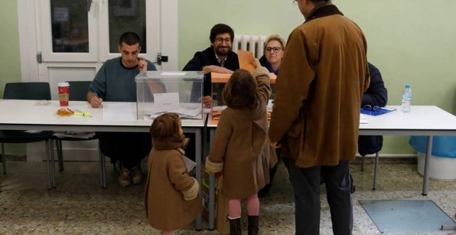 Un ciudadano vota en un colegio electoral de Madrid. (REUTERS)