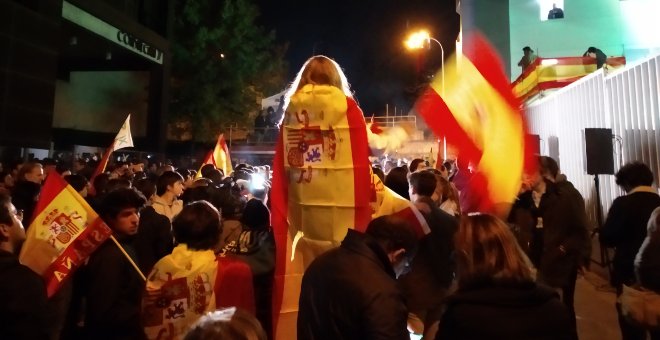 Simpatizantes de Vox celebran en la sede del partido de Santiago Abascal los resultados de las elecciones generales del 10-N. / HENRIQUE MARIÑO