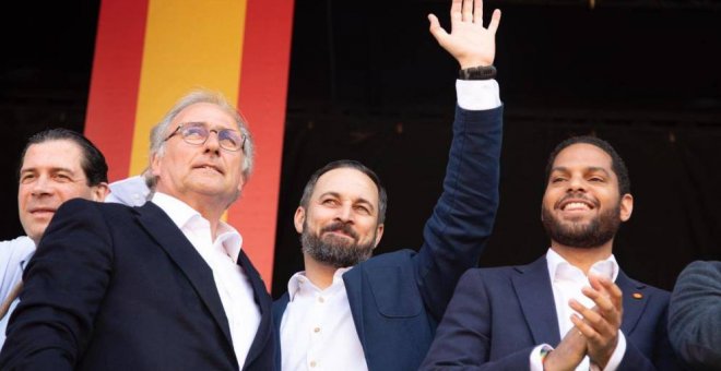 Juan José Aizcorbe, primero a la izquierda, en un mitin electoral de Vox junto a Santiago Abascal e Ignacio Garriga, número en la lista de la formación ultra por Barcelona. EFE