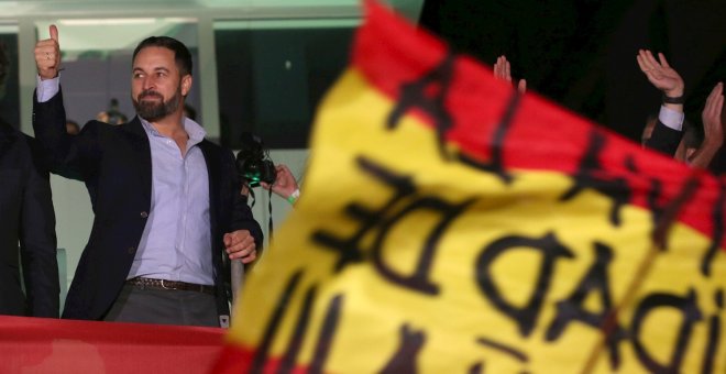 El presidente de Vox, Santiago Abascal, saluda a sus simpatizantes en el exterior de la sede del partido en Madrid durante el seguimiento de la noche electoral. EFE/Javier Lizón