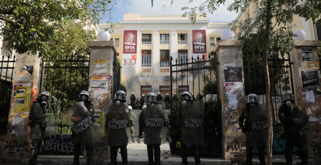 Un cordón policial impide la entrada de estudiantes en la facultad de la Universidad de Economía de Atenas tras la intervención de las fuerzas de seguridad contra los estudiantes que se manifestaban en el interior./ Costas Baltas (REUTERS)