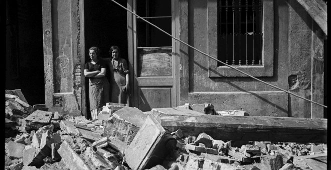 09/11/2019.- Fotografía de dos mujeres que observan los efectos de un bombardeo en el barrio de la Barceloneta de Barcelona, en 1937. EFE/Antoni Campañá