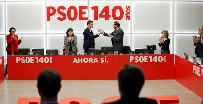 El secretario general del PSOE, Pedro Sánchez, recibe la felicitación del portavoz de la Ejecutiva y alcalde de Valladolid, Óscar Puente (d), al inicio de la reunión de la Comisión Ejecutiva Federal en la sede de Ferraz, tras las elecciones del 10-N. EFE/