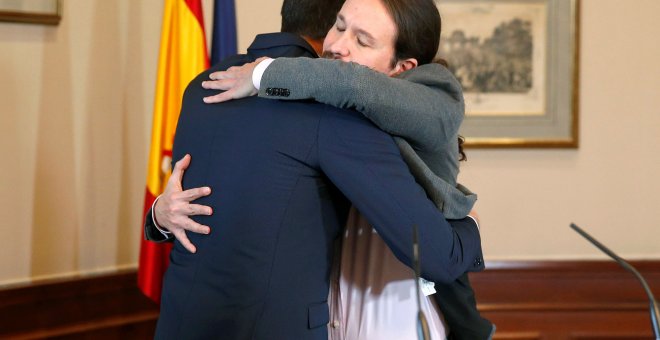 El presidente del Gobierno español en funciones, el socialista Pedro Sánchez, iz., y el líder de Unidas Podemos, Pablo Iglesias,d., se abrazan en el Congreso de los Diputados. /EFE