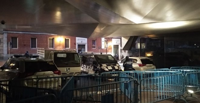 Coches patrulla de la Policía a las puertas del centro La Ingobernable. /TWITTER